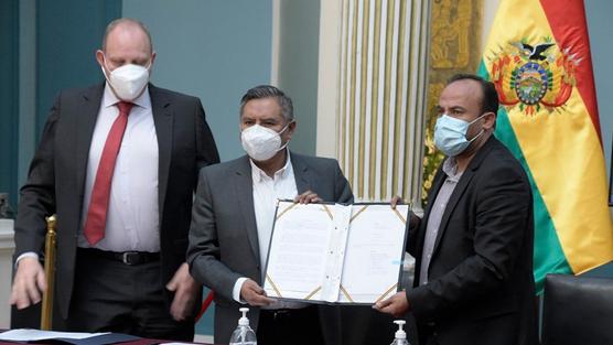 El acuerdo se firmó ayer en La Paz
