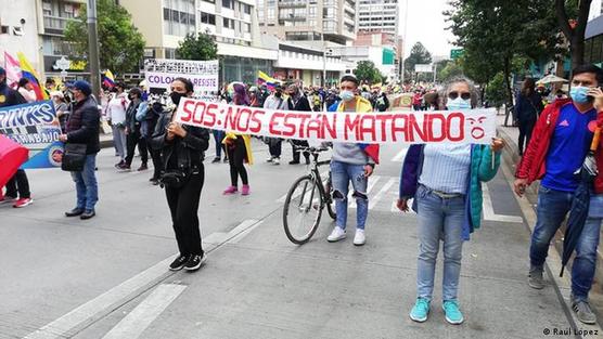 Protesta de jóvenes y sus madres recorre la carrera séptima de Bogotá