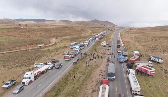 Transportistas bloquean ruta cerca de La Paz