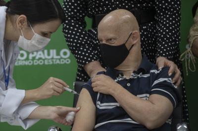 Una trabajadora sanitaria aplica una vacuna de AstraZeneca contra el COVID-19 en Sao Paulo