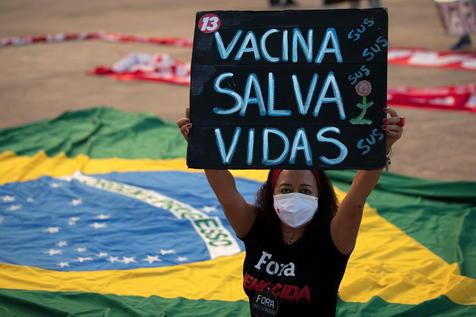 "Las vacunas salvan vidas", reclamo en Brasilia contra el gobierno de Jair Bolsonaro. (foto: ANSA)