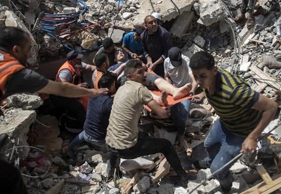 Rescatan un sobreviviente en Gaza