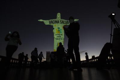 La estatua del Cristo Redentor luce iluminada el sábado pasado