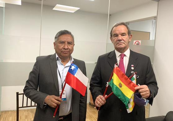 Rogelio Mayta de Bolivia y Andrés Allamand de Chile durante su encuentro en Ecuador