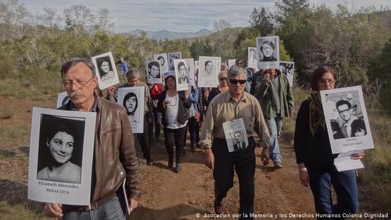 Colonia Dignidad: víctimas y familiares de detenidos desaparecidos en una manifestacion en Parral