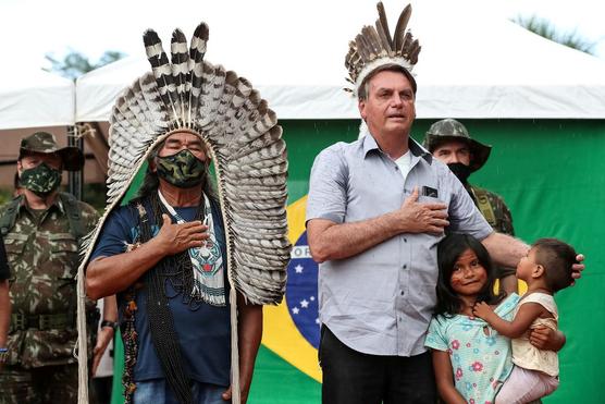 Bolsonaro emplumado en ceremonia de bienvenida