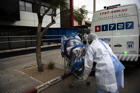 Enfermeros ingresan un paciente al Hospital CASMU 2, en Montevideo
