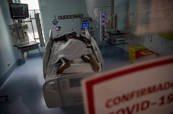 Pacciente boca abajo en camilla camilla de la Unidad de Cuidados Intensivo en el Hospital Central Posta en Santiago