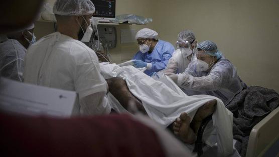 Medicos atienden a paciente en el Hospital Municipal Ronaldo Gazolla, en Río de Janeiro