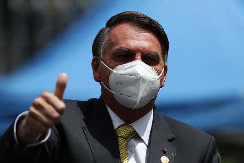  Bolsonaro, pulgar arriba como si nada pasara (foto: ANSA)