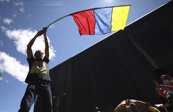 Manifestante agita la bandera colombiana en Bogotá