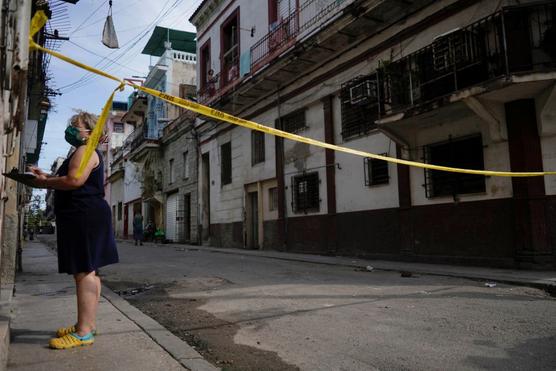 Un trabajador de salud hace preguntas en un área de cuarentena en abril de este año