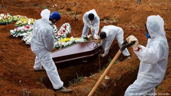 Sepultureros cumplen con un protocolo especial