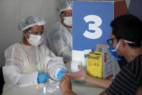 Se incrementan los contagios en Brasil (foto: EPA)