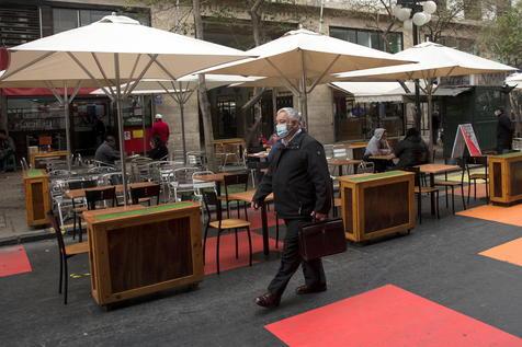 Desolación en una zona de restaurantes en Santiago de Chile (foto: ANSA)