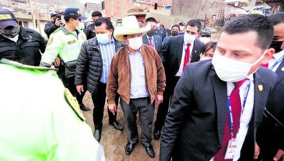 Castillo recorriendo los barrios afectados por el fuerte temblor del jueves