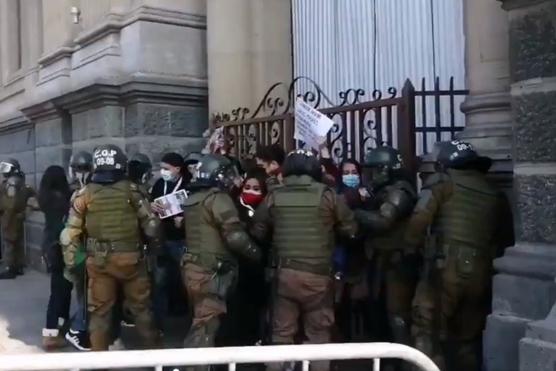 Carabineros detiene a convencionales en la Plaza de Armas de Santiago