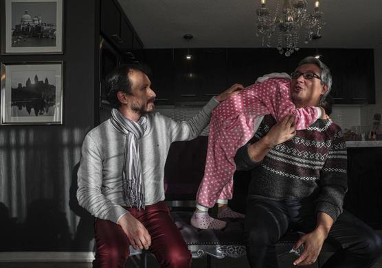 Pareja gay adoptaron varios niños