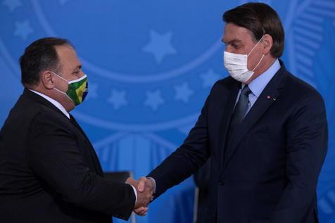 Bolsonaro, junto al entonces ministro de Salud, Eduarso Pazuello (foto: ANSA)