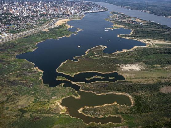 Las orillas de la bahía de Asunción están expuestas cuando el río Paraguay alcanza un mínimo histórico por la sequía
