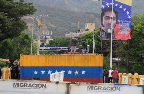 Uno de los contenedores que bloqueaban la frontera entre Colombia y Venezuela (foto: EPA)