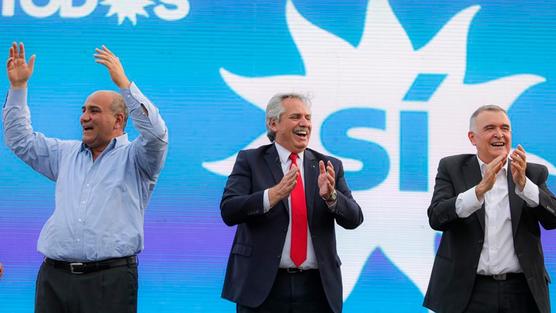Fernández junto a Juan Manzur y Osvaldo Jaldo. Foto: Prensa Presidencia.