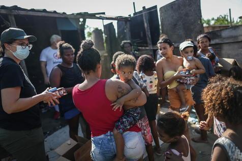 Necesitados reciben ayuda en Río de Janeiro (foto: EPA)