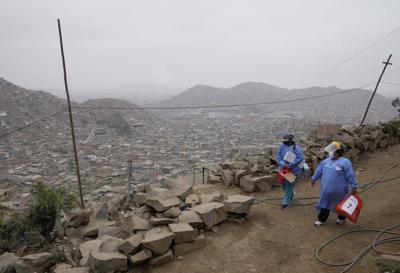 Enfermeras trasladan vacunas en un barrio de Lima