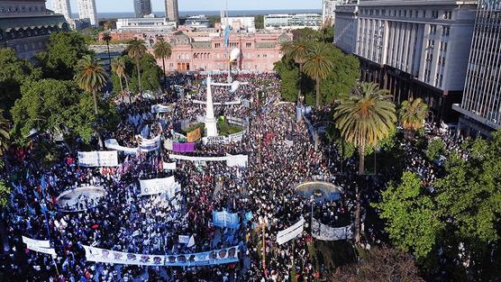 La  multitud en plaza de Mayo