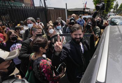 El candidato presidencial chileno Gabriel Boric, del partido Apruebo Dignidad, hace la señal de la V
