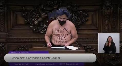 @Hasta que valga la pena vivir", la frase que la constituyente chilena Alejandra Pérez estampó en su cuerpo. Imagen de la TV 