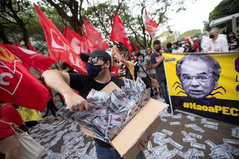 Protestas en Brasilia contra el presidente Jair Bolsonaro y el ministro Paulo Guedes (foto: ANSA)