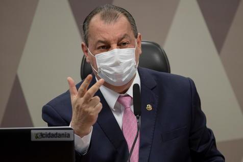 El presidente de la Comisión Investigadora Parlamentaria (CPI), Omar Aziz, durante la votación final en la asamblea. (foto: EPA)