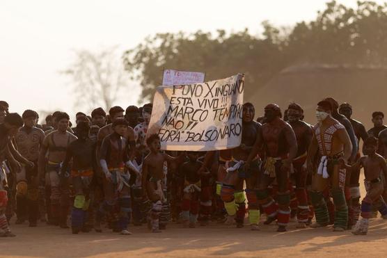 Hombres yawalapiti participan en una protesta contra el presidente brasileño Jair Bolsonaro durante el ritual fúnebre Kuarup