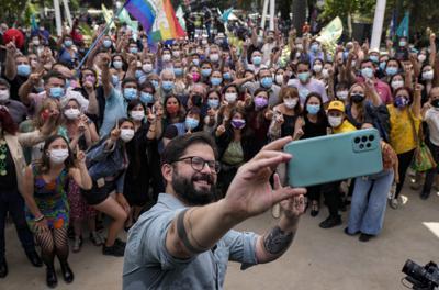 Boric, de la alianza Apruebo Dignidad, se toma una selfie con miembros de su campaña electoral 