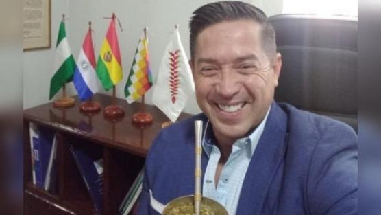 El exembajador de Bolivia en Paraguay Mario Cronembold en el TikTok