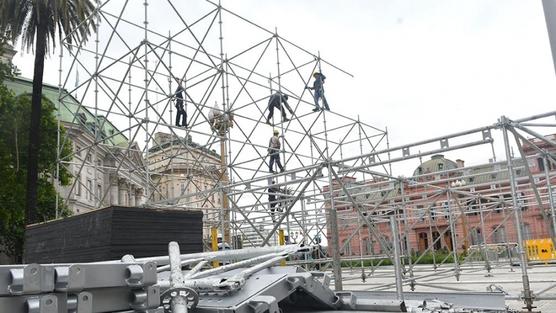 Ultiman los preparativos para el acto de mañana por el Día de la Militancia. Foto: Victoria Egurza