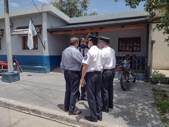 Se entregó un policía