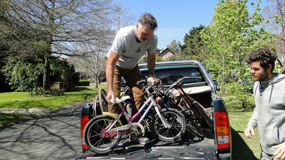 Una carga de bicicletas en un vehículo propio que ya fundió el motor y tuvo que ser reemplazado.