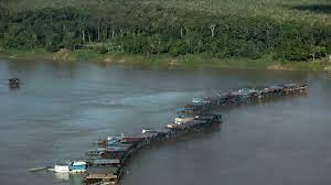 Balsas y estructuras de alojamientos mineras montadas en el río Madeira, cerca de Rosarinho, en Autazes, estado de Amazonas