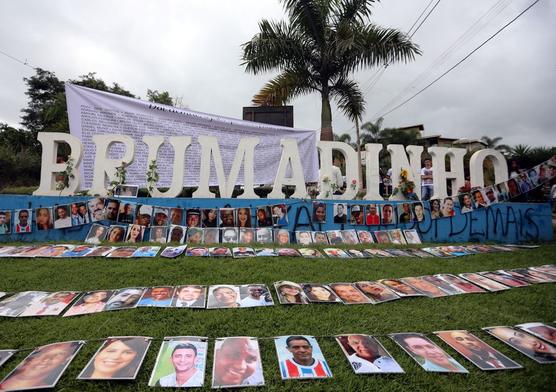 Imágenes de víctimas se ven durante una ceremonia para conmemorar un año del desastre de la presa de relaves propiedad de Vale