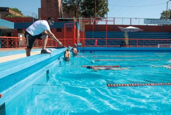 Competencia de natación inclusiva