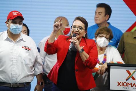 Xiomara Castro, vencedora de las presidenciales de Honduras, aunque sigue el conteo de votos (foto: ANSA)