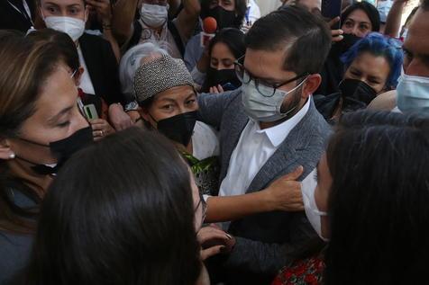 Presidente electo chileno, Gabriel Boric, refuerza trabajo constituyente (foto: EPA)