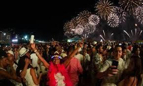 La multitud en Ipanema el último día del año