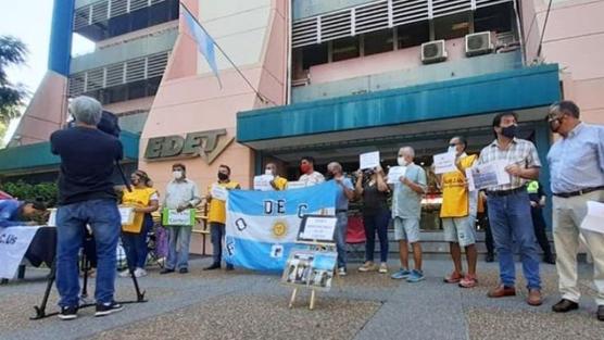 Fodecus protesta en las puertas de Edet