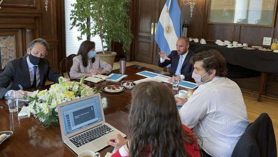 Guzman en la mesa con empresarios