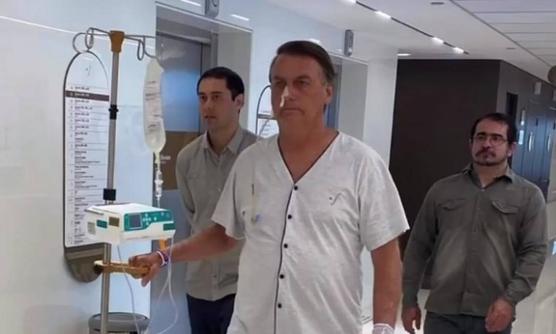 Bolsonaro camina en las galería del hospital paulista