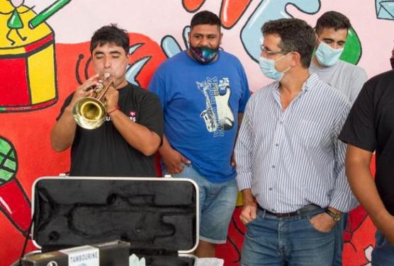 Yedlin haciendo entrega de los instrumentos