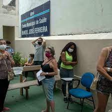 Colas de espera para los análisis de covid-19 en el hospital público Manoel José Ferreira de Río de Janeiro,